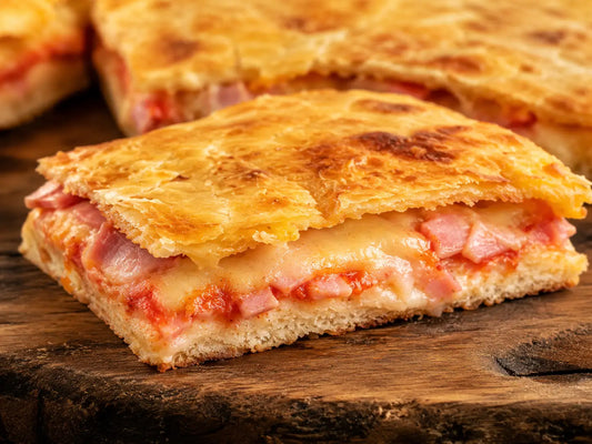 Parigina in teglia con pomodoro, prosciutto cotto, formaggio e pasta sfoglia dorata