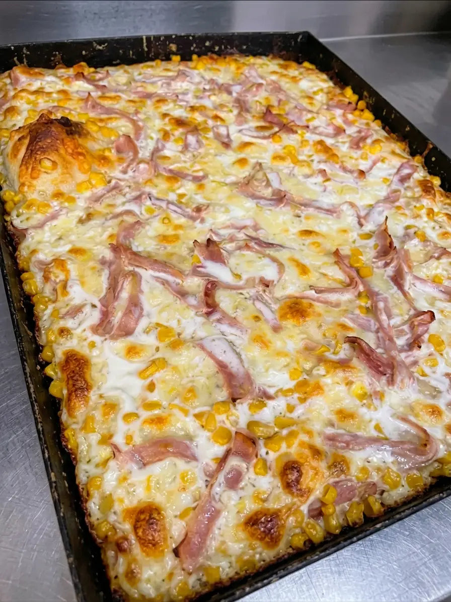 Pizza Mimosa - prosciutto cotto, mais e mozzarella in teglia