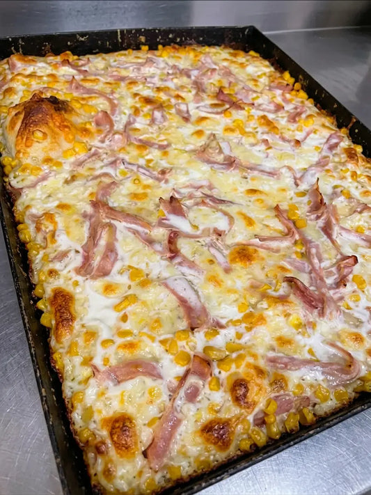 Pizza Mimosa - prosciutto cotto, mais e mozzarella in teglia